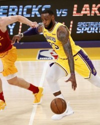  詹姆斯准绝杀助湖人险胜雷霆  