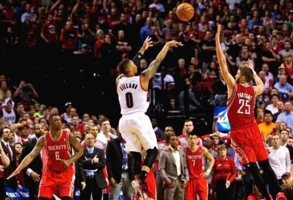  利拉德超远三分压哨，开拓者加时惜败勇士无缘连胜